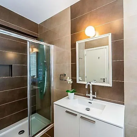 Chlorakas Sleeps 8 With Pool Air Con And Wifi